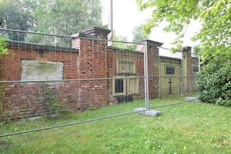 Mehr Fingerspitzengefühl ist gefragt - Friedhofsmauern sind auch in Eckersbach ein Problem.