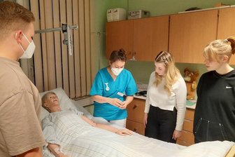Im Krankenhaus in Mittweida wird unter anderem der Beruf der Pflegefachfrau beziehungsweise des Pflegefachmannes ausgebildet. Bei der Next Generation Night, einer Veranstaltung, stellten Krankenhausmitarbeiter die Berufe interessierten Jugendlichen vor.