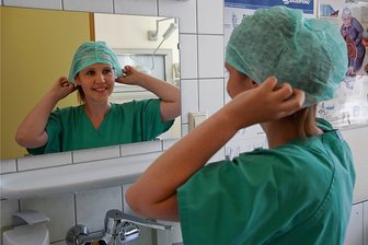Mehr Frauen in die Chirurgie! - Gleich fertig. Franziska Vogel, Assistenzärztin der Unfallchirurgie am Klinikum Chemnitz, wird heute mehrere Stunden im OP stehen. 