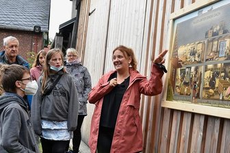 Mehr für Kinder: Freilichtmuseum Landwüst liefert für Familien - Museumspädagogin Franziska Waldmann an einer von insgesamt 18 Tafeln, die Wissen kindgerecht vermitteln.