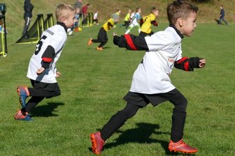 Mehr Fun durch Funino - Jede Spielrunde beginnt beim Funino damit, dass die Kinder von der Grundlinie zum Ball sprinten.