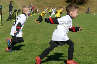 Mehr Fun durch Funino - Jede Spielrunde beginnt beim Funino damit, dass die Kinder von der Grundlinie zum Ball sprinten.