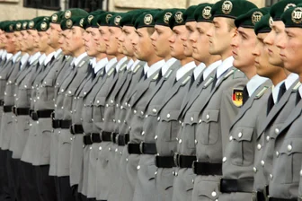 Mehr Geld für die Verteidigung: An der Wehrpflicht führt kein Weg vorbei - Rekruten der Bundeswehr beim öffentlichen Gelöbnis vor dem Reichstagsgebäude in Berlin. Über die Wiedereinführung der Wehrpflicht diskutieren wird derzeit viel diskutiert.