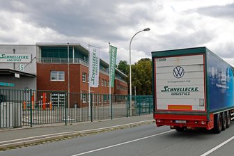 Mehr Geld in schwierigen Zeiten: So viel mehr haben die Beschäftigten der Logistikfirmen Schnellecke und Rhenus bald in der Lohntüte - Blick auf das Geländes des Logistikers Schnellecke in Glauchau.