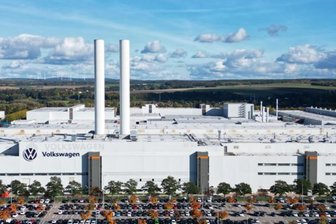Mehr Geld, neue Betriebsräte, Modellverlust: Was auf die Beschäftigten im Zwickauer VW-Werk 2026 zukommt - Blick auf das VW-Werk in Zwickau. Ab 2026 verdienen die Beschäftigten so viel wie ihre Kollegen im Westen.