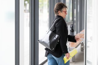 „Mehr gibt es dazu nicht zu sagen:“ Mit diesen Worten nimmt Sabine Zimmermann Abschied von der Politik - Sabine Zimmermann, sächsische BSW-Fraktionsvorsitzende, verlässt im Sächsischen Landtag den Raum der Landespressekonferenz. Sabine Zimmermann hat ihrem Rückzug aus der Politik angekündigt.
