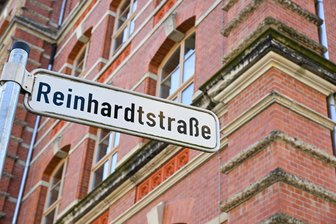 Mehr Grün für den Chemnitzer Sonnenberg: Rathaus berät über Ersatz-Parkplätze - An der Reinhardtstraße gibt es bislang kaum Bäume. Das soll sich ändern.