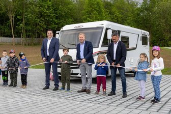 Mehr Grün im Stadtbild: Wo Falkenstein ab Frühjahr neue Bäume pflanzen lässt - Im Mai ist der Parkplatz eingeweiht worden. Nun sollen in der Umgebung Bäume gepflanzt werden.
