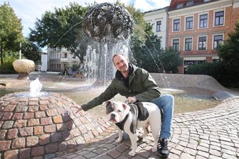 Mehr Herz-Kreislauferkrankungen durch Hitze im Sommer: Städte in Landkreis Zwickau zögern trotzdem mit Maßnahmen - Hündin Abby mit Herrchen Thomas Blume aus Zwickau erfrischen sich vor allem bei hohen Temperaturen gern am Brunnen der Freundschaft in Zwickau.