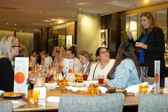 Mehr junge Frauen in der Politik: Zwickaus Oberbürgermeisterin will Tee trinken und loslegen - Teestunde mit Constance Arndt (rechts): Die Oberbürgermeisterin hatte rund 30 junge Frauen eingeladen, um mit ihnen über politisches Engagement zu reden.