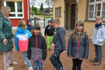 Mehr Kinder, mehr Klettergelegenheiten: Warum sich der Hort in Clausnitz vergrößern will - Schulleiterin Birgit Butz und die Kinder auf dem Schulhof-Areal für die Kletterpyramide.