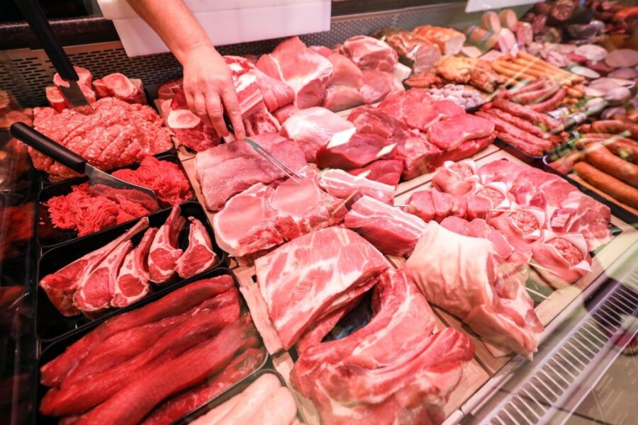 Mehr Klarheit zur Herkunft des Koteletts - Supermarktkunden sollen bei mehr Fleischwaren Klarheit über das Herkunftsland der Tiere bekommen. Darauf zielt eine Verordnung von Ernährungsminister Özdemir ab.