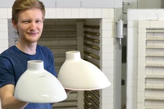 Mehr Komfort im Wohnmobil: Freiberger Porzellan mal anders - Franco Mitzlaff hält einen Twusch Porzellaneinsatz für Campingtoiletten vor und nach dem Glühbrand in den Händen. 