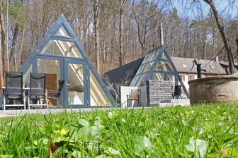 Mehr Komfort in Waldenburger Finnhütten - Blick zu den Finnhütten, die im Terrassenbereich über einen Glasanbau verfügen. 