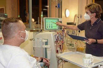 Mehr Lebensqualität dank Nachtdialyse: Zwei Patienten aus Westsachsen kämpfen für den Erhalt dieser Behandlung - Alexander Grünert (im Foto mit Ärztin Heike Martin) kämpft um den Erhalt der Förderung.