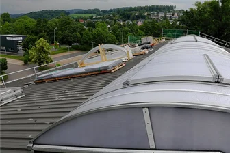 Mehr Licht für Sportler in der Ritter-Georg-Halle: Schwarzenberg lässt Lichtband auf Hallendach erneuern - In Etappen sind die Teile für das neue Lichtband auf dem Dachfirst der Ritter-Georg-Halle in Schwarzenberg ersetzt worden.