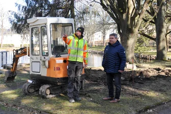 Mehr Licht, mehr Bänke: So schön soll der Park am Kirchhofteich in Hartmannsdorf werden - Bauhofmitarbeiter Andreas Gränz (li.) und Bürgermeister Uwe Weinert besprechen Arbeiten.