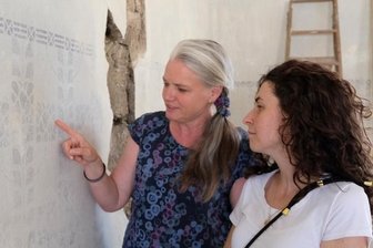 Mehr Mittelalter auf der Burg Mylau geplant - Sina Lorbeer-Klausnitz und Nadine Holesch von der Museumsleitung begutachten die alte Wandbemalung im Ex-Bürgermeisterzimmer. 