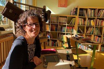 Mehr Nachfragen als freie Plätze: Was die Montessori-Grundschule Limbach so erfolgreich macht - Gute Laune auch im fürs Jubiläum herausgeputzten Schulmuseum. Anja Scholz-Petzold ist seit 2000 an der Montessori-Grundschule in Limbach, seit 2002 als Schulleiterin. Damit ist sie die dienstälteste Pädagogin an der Einrichtung.
