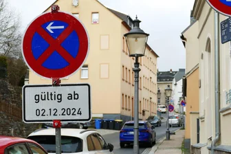 Mehr Parkplätze und Sicherheit: Zschopau testet Einbahnregelung auf Johannisstraße - Auf der Zschopauer Johannisstraße ändert sich ab Montag die Verkehrsführung - und damit auch die Parkregelung.