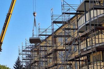 Mehr Platz an der Sonne: Kran, Lärm, Staub und neue Balkone für Wohnblock in Crimmitschau - Alle 32 Wohnungen des Blocks Helmut-Bräutigam-Straße 22-28 erhalten neue Balkone.