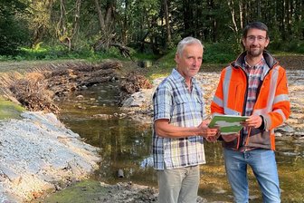 Mehr Platz bei Hochwasser: Weiße Elster erhält im Vogtland einen alten Fluss-Arm zurück - Frank Petzoldt (links) und Stefan Schieferdecker vom Landesamt für Straßenbau und Verkehr am renaturierten Altarm der Weißen Elster am nördlichen Stadtausgang von Adorf.