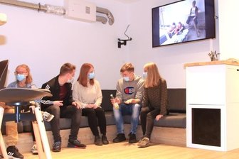 Mehr Platz für die Jugend - Schick und zeitgemäß ausgebaut und hergerichtet: Die Chill-out-Lounge - in der Evangelisch-Freikirchlichen Gemeinde Lengenfeld soll sie ein Raum zum Reden, Musik hören und TV schauen sein.