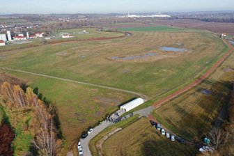 Mehr Platz für die Mulde: Natur kehrt nach 70 Jahren zurück - Das Gebiet zwischen der Kläranlage (oben links) und der Langen Straße in Crossen auf der rechten Seite dient als Retentionsfläche. Das heißt, im Falle eine Hochwassers kann sich die Mulde dort ausbreiten. Unten links: Bäume säumen den Altarm der Mulde, der noch saniert werden muss.