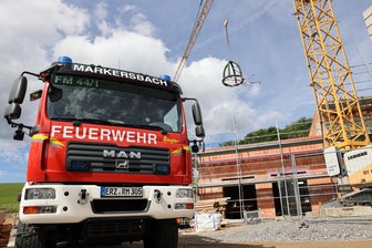 Mehr Platz für Feuerwehr im Erzgebirge: Kameraden feiern Richtfest für Millionenprojekt - Der Rohbau steht: Die Feuerwehr in Markersbach feiert Richtfest ihres neuen Depots an der B 101.