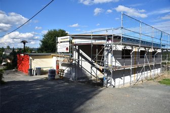 Mehr Platz für Freiberger Feuerwehrleute: Neue Halle wächst - Mitte Juli 2024: Der Rohbau der neuen Halle ist in die Höhe gewachsen.