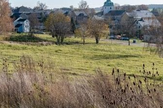 Mehr Platz für Häuslebauer in Wiederau - Der Blick von der Nordseite des geplanten Wohnbaugebiets in Richtung Kirche.