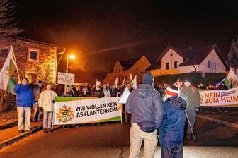 Die Demonstration der "Freien Sachsen" stoppte vor dem Heim auf ihrem Rundgang.