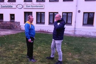 Mehr Platz, mehr Komfort: Klingenthaler Fußballer erhalten neues Sanitärgebäude - Rico Dörfel (rechts), Chef von FSV 1990 Klingenthal, und Planer GerdJakob auf dem Platz, auf dem das neue Gebäude entstehen wird.