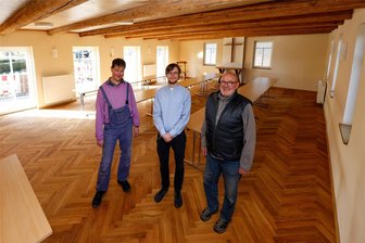 Mehr Platz und Licht im neuen Gemeinderaum der Oberlungwitzer Kirchgemeinde - Andreas Schubert, Walter Wessel und Volkmar Teske (v.l.) im neuen Gemeinderaum mit Platz für etwa 70 Personen.