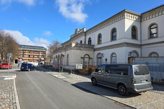 Mehr Platz, weniger Kosten: So soll Carsharing in Crimmitschau gelingen - Vor dem Eingang des neuen Bahnhofrestaurants wird der Carsharing-Kleinbus abgestellt.