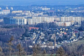 Mehr Platz zum Bauen für Chemnitzer Familien: Wie die Stadt Einwohner halten will - In den vergangenen Jahren zogen viele Chemnitzer aus der Stadt ins Umland. Im Bild: Blick auf das Heckert-Gebiet, in der Mitte ist ein Teil von Klaffenbach zusehen und vorn ein Wohngebiet in Adorf. 