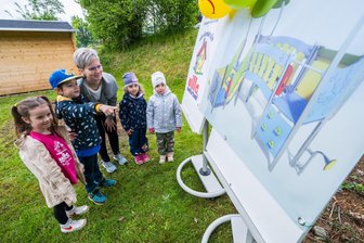Mehr Platz zum Spielen: Kita im Erzgebirge baut Kletterlandschaft für die Kleinsten - Auf dem Gelände an der Kindertagesstätte „Villa Kunterbunt“ in Aue entsteht ein neues Spielgerät. Leiterin Jane Unger (Mitte) erklärte Lynn, Jonas, Sophia und Hannah das Projekt.