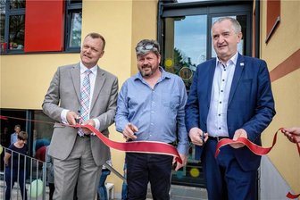Mehr Platz zum Spielen nach der Schule: Neuer Ottendorfer Hort eingeweiht - Lichtenaus Bürgermeister Andreas Graf, Hortleiter Holger Juhran und Staatsminister Thomas Schmidt (von links) zerschneiden zur feierlichen Eröffnung des sanierten Ottendorfer Schulhorts ein Band.