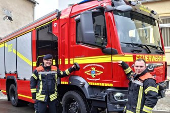 Mehr Power, mehr Platz: Eppendorfs neues Feuerwehrfahrzeug - Lucas Baumann (r.) ist einer der Maschinisten, die das neue Fahrzeug bewegen dürfen. Ortswehrleiter Tino Hübler (l.) freut sich über die Neuanschaffung.