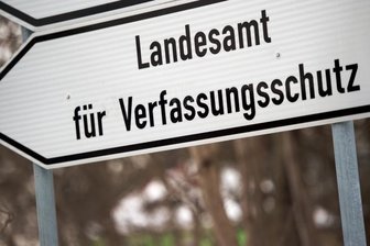 Mehr rechtsextremistische Straftaten im Erzgebirge gezählt - Jährlich wird ein Verfassungsschutzbericht für Sachsen veröffentlicht. Hinzu kommen aktuelle Monatsberichte.