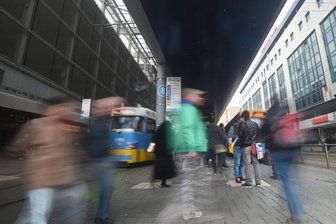 Mehr Schlägereien in der Innenstadt - Tagsüber bietet die Zentralhaltestelle trotz regen Betriebs meist ein friedliches Bild. Besonders abends kommt es hier jedoch immer wieder zu Ausschreitungen. Der Nahverkehrsbetrieb CVAG hört zunehmend von Fahrgästen, dass sie den Bereich deswegen schon lieber meiden.