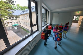 Mehr Schutz für Chemnitzer Schulen: Stadt testet Spezialfolien - In Chemnitz wird geprüft, ob Schutzfolie an den Fenstern der Schulen verhindert, dass sich die Räume allzu stark aufheizen.