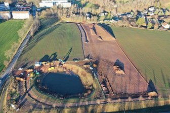Mehr Schutz vor Hochwasser: Ausbau in Reinsdorf geht voran - Der neue Graben am Regenrückhaltebecken an der Poststraße in Reinsdorf ist bereits sichtbar.