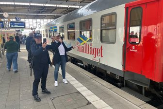 Mehr Schweden-Fans als Schweden: Erster Stockholm-Express fährt im Chemnitzer Hauptbahnhof ein - Sandra und Lysann Lehmann aus Waldenburg sind Schweden-Fans und wollten den ersten Zug aus Stockholm sehen.