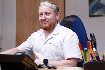 Mehr Service für Kurbadbesucher im Erzgebirge: Gästebüro-Mitarbeiter mit zündender Idee - Marcus Flath an seinem Arbeitsplatz im Gästebüro des Kur- und Gesundheitszentrums Warmbad.
