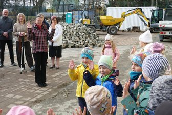 Mehr Sicherheit für Kinder: Marienberg baut neuen Verkehrsübungsplatz - Stopp bei roter Ampel: Im „Knirpsenhaus“ werden bereits Verkehrsregeln vermittelt.