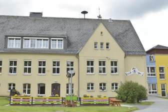 Mehr Sicherheit vor Kindergarten: Vogtland-Gemeinde geht in die Offensive - Die Kindertagesstätte Villa Kunterbunt an der Obertriebeler Straße in Triebel.