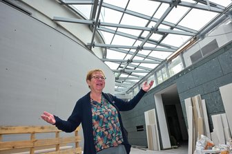 Mehr Sicherheit, weniger Baumängel: So lange soll die Chemnitzer Synagoge noch Baustelle bleiben - Ruth Röcher in der Synagoge, die eine Baustelle ist. Das Glasdach über ihr, das undicht war, wurde bereits vor ein paar Jahren erneuert.