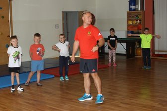 Mehr Sport in Werdauer Kita: Hauptfeldwebel der Bundeswehr bringt Kinder in Bewegung - Ein Hauptfeldwebel als Vorturner: Alexander Moser leitet die "Häschen"-Gruppe an.