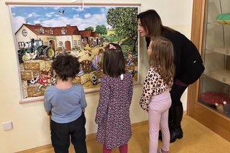 Mehr Sprachprobleme bei Kindern: Mentoren sollen‘s in Sachsens Kitas richten - Wo sind die Katzen? Sprachmentorin Diana Helbig kommt mit Kindern der Chemnitzer Kita Rüsselchen ins Gespräch.